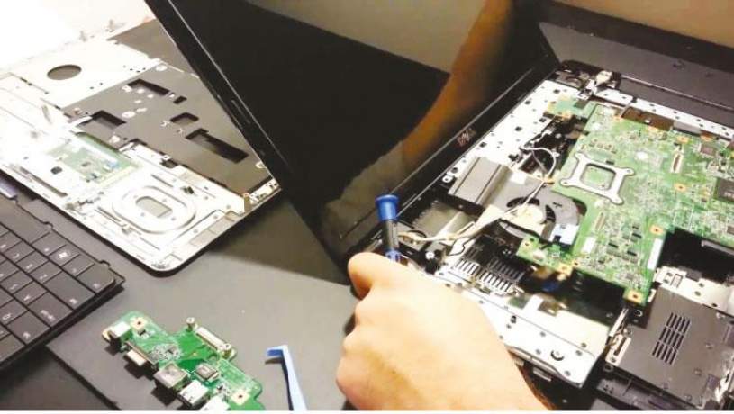 مردم لپ تاپ های کهنه شان را تعمیر می کنند