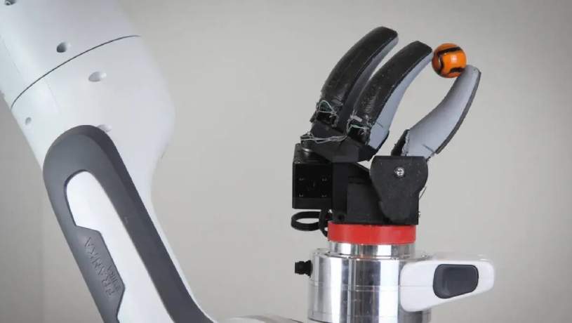 انگشت روباتیک با تقلید از انسان اشیا را کنترل می‌کند