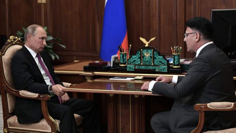 پوتین به همراه رییس روسکوم‌نادزور، رگولاتوری ارتباطات روسیه