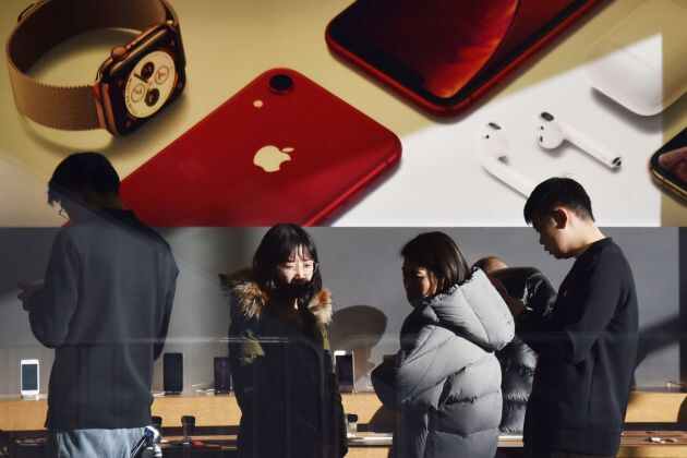 کاربران چینی گوشی‌های آیفون را دور ریختند
