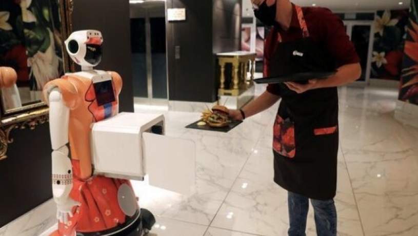 هتل روباتیک از مهمانان با علائم کووید ۱۹ پذیرایی می‌کند