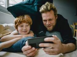 مراقبتهای پس از خرید اولین گوشی برای کودکان مراقبتهای پس از خرید اولین گوشی برای کودکان