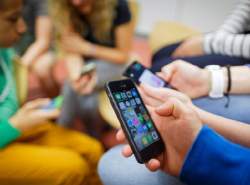 آیا سرکشی پنهانی والدین به موبایل فرزندان صحیح است؟