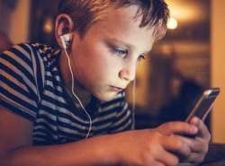 گوشی‌های هوشمند را از دسترس کودکان‌تان دور کنید