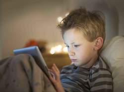 خواب ضعیف کودکان پیامد بازی شبانه با موبایل