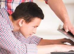 نشانه‌های اعتیاد کودکان به اینترنت را جدی بگیرید