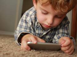 محققان: موبایل ابزار سرگرمی‌ کودکان نیست