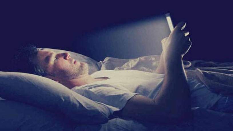 قبل از خواب به موبایل نگاه نکنید