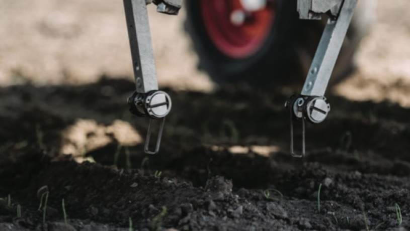 روباتی که مزرعه را از علف‌های هرز پاک می‌کند