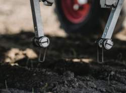 روباتی که مزرعه را از علف‌های هرز پاک می‌کند