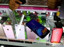 عدم رفع تعهد ارزی و بیش‌اظهاری؛ دو تخلف عمده در واردات تلفن همراه