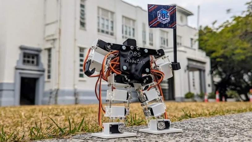 رکورد کوچک‌ترین روبات انسان نمای جهان شکسته شد