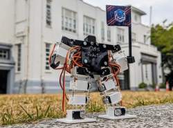 رکورد کوچک‌ترین روبات انسان نمای جهان شکسته شد