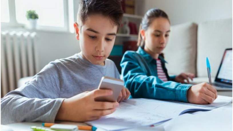 استفاده از موبایل در  مدارس انگلیس ممنوع می‌شود