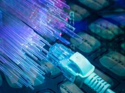 کمیسیون ارتباطات فدرال آمریکا استاندارد اینترنت پرسرعت را چهار برابر کرد