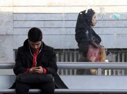 در بر همان پاشنه می‌چرخد